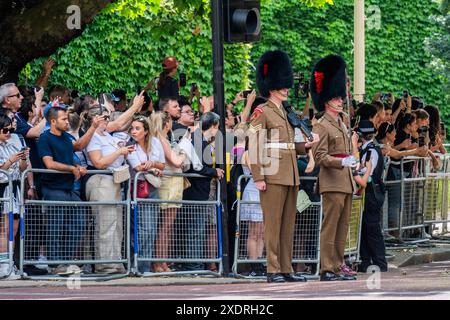 Londra, Regno Unito. 24 giugno 2024. Una prova diurna per l'accoglienza cerimoniale della visita dello Stato Giapponese che si svolgerà martedì 25 giugno. Le truppe a cavallo della Household Cavalry, delle Foot Guards e delle bande della Household Division provano le loro manovre sul Mall, a Buckingham Palace e sulla Horse Guards Parade. Crediti: Guy Bell/Alamy Live News Foto Stock