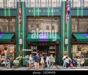 Londra, Regno Unito. 24 giugno 2024. Il flagship store Ralph Lauren al numero 1 di New Bond Street sfoggia una nuova facciata e decorazioni per i campionati di tennis di Wimbledon . Il torneo inizia oggi all'All England Lawn Tennis Club di Soutwest a Londra. Crediti: Imageplotter/Alamy Live News Foto Stock