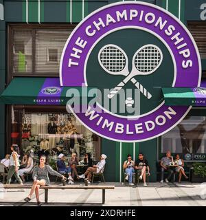 Londra, Regno Unito. 24 giugno 2024. Il flagship store Ralph Lauren al numero 1 di New Bond Street sfoggia una nuova facciata e decorazioni per i campionati di tennis di Wimbledon . Il torneo inizia oggi all'All England Lawn Tennis Club di Soutwest a Londra. Crediti: Imageplotter/Alamy Live News Foto Stock