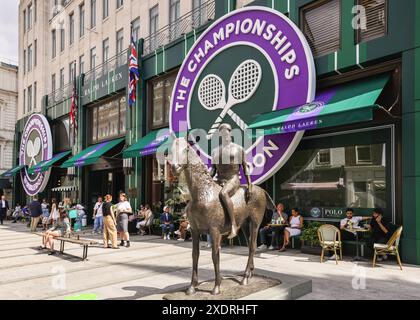 Londra, Regno Unito. 24 giugno 2024. Il flagship store Ralph Lauren al numero 1 di New Bond Street sfoggia una nuova facciata e decorazioni per i campionati di tennis di Wimbledon . Il torneo inizia oggi all'All England Lawn Tennis Club di Soutwest a Londra. Crediti: Imageplotter/Alamy Live News Foto Stock