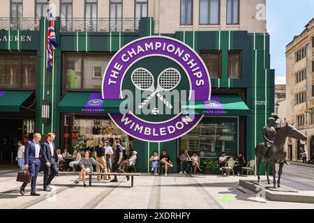 Londra, Regno Unito. 24 giugno 2024. Il flagship store Ralph Lauren al numero 1 di New Bond Street sfoggia una nuova facciata e decorazioni per i campionati di tennis di Wimbledon . Il torneo inizia oggi all'All England Lawn Tennis Club di Soutwest a Londra. Crediti: Imageplotter/Alamy Live News Foto Stock