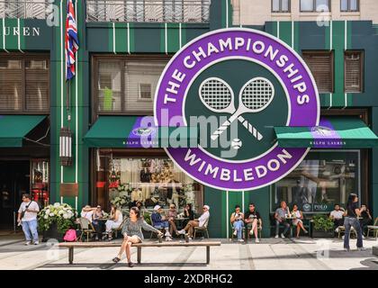 Londra, Regno Unito. 24 giugno 2024. Il flagship store Ralph Lauren al numero 1 di New Bond Street sfoggia una nuova facciata e decorazioni per i campionati di tennis di Wimbledon . Il torneo inizia oggi all'All England Lawn Tennis Club di Soutwest a Londra. Crediti: Imageplotter/Alamy Live News Foto Stock