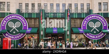 Londra, Regno Unito. 24 giugno 2024. Il flagship store Ralph Lauren al numero 1 di New Bond Street sfoggia una nuova facciata e decorazioni per i campionati di tennis di Wimbledon . Il torneo inizia oggi all'All England Lawn Tennis Club di Soutwest a Londra. Crediti: Imageplotter/Alamy Live News Foto Stock