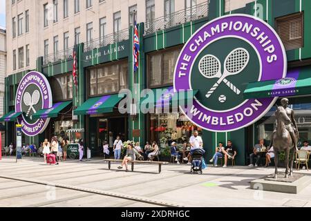 Londra, Regno Unito. 24 giugno 2024. Il flagship store Ralph Lauren al numero 1 di New Bond Street sfoggia una nuova facciata e decorazioni per i campionati di tennis di Wimbledon . Il torneo inizia oggi all'All England Lawn Tennis Club di Soutwest a Londra. Crediti: Imageplotter/Alamy Live News Foto Stock