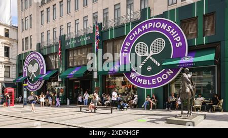 Londra, Regno Unito. 24 giugno 2024. Il flagship store Ralph Lauren al numero 1 di New Bond Street sfoggia una nuova facciata e decorazioni per i campionati di tennis di Wimbledon . Il torneo inizia oggi all'All England Lawn Tennis Club di Soutwest a Londra. Crediti: Imageplotter/Alamy Live News Foto Stock