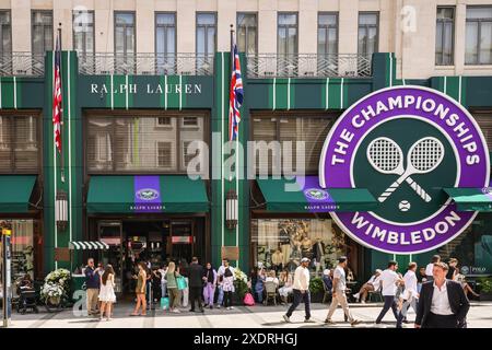 Londra, Regno Unito. 24 giugno 2024. Il flagship store Ralph Lauren al numero 1 di New Bond Street sfoggia una nuova facciata e decorazioni per i campionati di tennis di Wimbledon . Il torneo inizia oggi all'All England Lawn Tennis Club di Soutwest a Londra. Crediti: Imageplotter/Alamy Live News Foto Stock