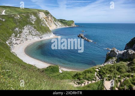 Durdle Door, uno dei monumenti più iconici e fotografati della Jurassic Coast, situato vicino a Lulworth nel Dorset, Una vista sulla spiaggia di Man of War Foto Stock