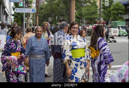 Kyoto, Giappone. 24 giugno 2024. I turisti vestiti con tradizionali kimono giapponesi, affittati da negozi locali, visitano varie attrazioni turistiche di Kyoto. Esplorano spesso siti famosi come il Santuario di Fushimi Inari e lo storico quartiere di Gion. Credito: SOPA Images Limited/Alamy Live News Foto Stock