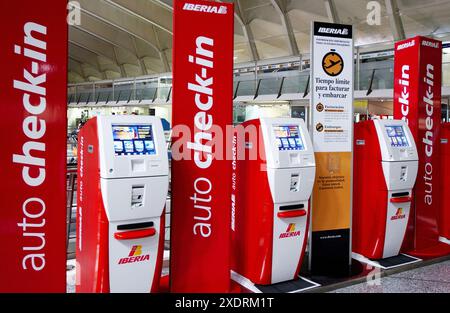 Il check-in automatico. Aeroporto Loiu, da Santiago Calatrava. Bilbao. Euskadi. Spagna. Foto Stock