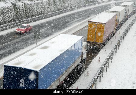 Autocarri nella neve. Autostrada N1. , Ordizia Gipuzkoa, Euskadi Foto Stock