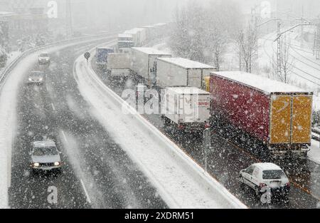 Autocarri nella neve. Autostrada N1. , Ordizia Gipuzkoa, Euskadi Foto Stock