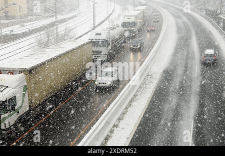 Autocarri nella neve. Autostrada N1. , Ordizia Gipuzkoa, Euskadi Foto Stock