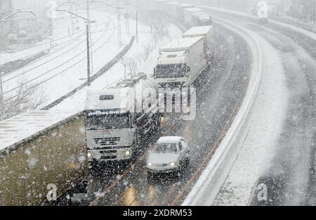 Autocarri nella neve. Autostrada N1. , Ordizia Gipuzkoa, Euskadi Foto Stock