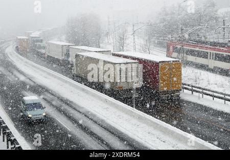 Autocarri nella neve. Autostrada N1. , Ordizia Gipuzkoa, Euskadi Foto Stock