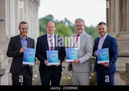 (Da sinistra a destra) Sinn Fein MLA e presidente del gruppo All Party (APG) sulla riduzione del danno connesso al gioco d'azzardo Philip McGuigan, ministro delle Comunità Gordon Lyons, ministro della salute Mike Nesbitt, e UUP MLA e Vice-Presidente dell'All Party Group sulla riduzione dei danni legati al gioco d'azzardo Robbie Butler durante il lancio di un nuovo rapporto sul gioco d'azzardo a Stormont da parte dell'All Party Group a Stormont. Riconosce il gioco d'azzardo come un problema di salute pubblica e invita i dirigenti NI, i dipartimenti e il governo del Regno Unito ad adottare misure decisive per salvaguardare il benessere a lungo termine degli individui e delle comunità fino al 200 Foto Stock