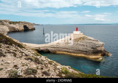 PHARE de la Madonetta, un faro su un promontorio calcareo fuori dal porto di Bonifacio in Corsica, con la costa sarda in lontananza Foto Stock