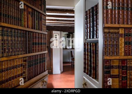 Porta segreta dall'estensione della biblioteca nella fattoria Tudor del XVI secolo, Hertfordshire, Inghilterra, Regno Unito. Foto Stock