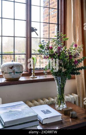 Bouquet di rose e libri in vetrata con piombo della fattoria Tudor del XVI secolo, Hertfordshire, Inghilterra, Regno Unito. Foto Stock