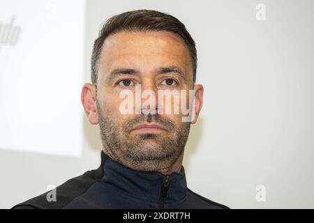 La Louviere, Belgio. 24 giugno 2024. L'allenatore del RAAL Frederic Taquin nella foto durante una conferenza stampa della squadra di calcio belga RAAL la Louviere, lunedì 24 giugno 2024 a la Louviere, riguardante la prossima stagione 2024-25 della seconda divisione dei campionati belgi "Challenger Pro League". BELGA PHOTO JAMES ARTHUR GEKIERE credito: Belga News Agency/Alamy Live News Foto Stock