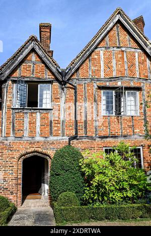 Esterno in mattoni a timpano della fattoria Tudor del XVI secolo nell'Hertfordshire, Inghilterra, Regno Unito. Foto Stock