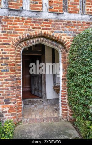 Portico in mattoni e ingresso alla fattoria Tudor del XVI secolo nell'Hertfordshire, Inghilterra, Regno Unito. Foto Stock
