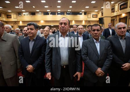 Ahad Azimzadeh (C), attivista economico, e Hossein Selahvarzi (L), ex capo della camera di commercio iraniana, industrie, miniere e agricoltura, partecipano a un incontro di attivisti economici iraniani con il candidato riformista Masoud Pezeshkian per le elezioni presidenziali iraniane del giugno 28 a Teheran, Iran, il 24 giugno 2024. Le elezioni anticipate in Iran si terranno il 28 giugno in seguito alla morte del presidente Ebrahim Raisi, morto in un incidente in elicottero. Sei candidati presidenziali partecipano alle elezioni. (Foto di Sobhan Farajvan/Pacific Press/Sipa USA) Foto Stock