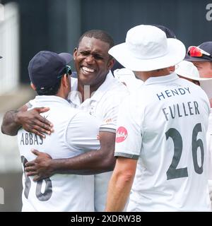 Birmingham, Regno Unito. 24 giugno 2024. Keith Barker è abbracciato da Muhammad Abbas mentre celebra il suo quinto wicket, licenziando Jacob Bethell per 69, catturato da James Vince, durante il giorno 2 del match della County Championship Division One tra Warwickshire CCC e Hampshire CCC all'Edgbaston Cricket Ground, Birmingham, Inghilterra, il 24 giugno 2024. Foto di Stuart Leggett. Solo per uso editoriale, licenza richiesta per uso commerciale. Non utilizzare in scommesse, giochi o pubblicazioni di singoli club/campionato/giocatori. Crediti: UK Sports Pics Ltd/Alamy Live News Foto Stock