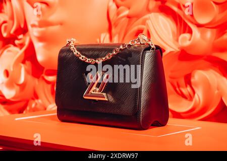 Cannes, Francia - 20 aprile 2024: La leggendaria borsa Louis Vuitton in una vetrina boutique di Cannes Foto Stock