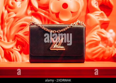 Cannes, Francia - 20 aprile 2024: La leggendaria borsa Louis Vuitton in una vetrina boutique di Cannes Foto Stock