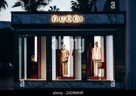 Cannes, Francia - 20 aprile 2024: Facciata della boutique Gucci sulla Croisette di Cannes Foto Stock