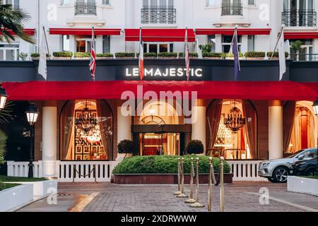 Cannes, Francia - 20 aprile 2024: Facciata e ingresso principale del Majestic Hotel di Cannes Foto Stock