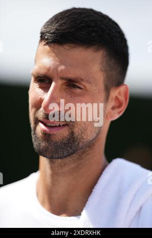 Novak Djokovic all'All England Lawn Tennis and Croquet Club di Wimbledon in vista dei Campionati di Wimbledon, che inizieranno il 1° luglio. Data foto: Lunedì 24 giugno 2024. Foto Stock