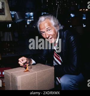 Der grosse Preis, ZDF Quiz, 1975, VOR der Sendung: Ted Lesley (Künstlername), deutscher Zauberkünstler und Mentalist, er zeigt verblüffende Tricks Foto Stock