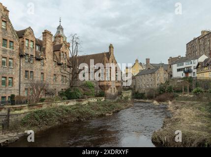 Edimburgo, Scozia - 16 gennaio 2024 - pittoresco villaggio di Dean con fiume e ruscello che si trova lungo le rive dell'acqua di Leith. Spazio di copia, S Foto Stock