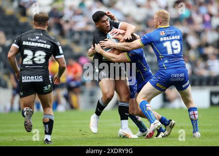 Herman ese'ese dell'Hull FC è placcato da Joe Bullock durante il Betfred Super League match all'MKM Stadium di Kingston upon Hull. Data foto: Sabato 22 giugno 2024. Foto Stock