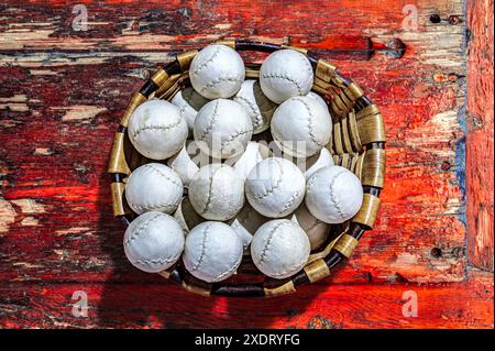 Palle di pelota basca su una superficie rustica in legno. Foto Stock