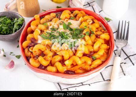 Un piatto fatto in casa di peperoncino Mac e formaggio, maccheroni al peperoncino e casseruola al formaggio, gustoso piatto americano messicano con carne di manzo, fagioli e formaggio Foto Stock