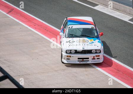 Los Arcos, Spagna - 25 maggio 2024: 1990 BMW M3 (E30), auto da corsa, Warsteiner Livery Foto Stock