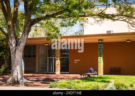 Davis, California USA - 23 marzo 2017: Studente universitario che studia in panchina di fronte alla Robbins Hall della UC Davis. Foto Stock