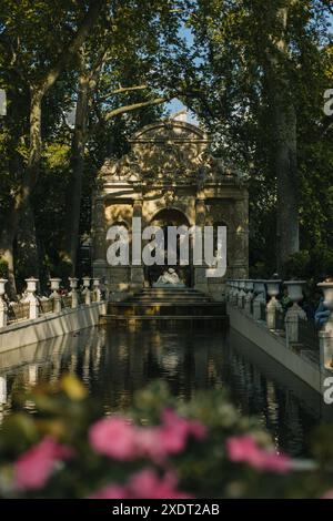 Splendida vista del vecchio parco dei Giardini del Lussemburgo a Parigi, Francia. Destinazione di viaggio in Francia. Messa a fuoco selettiva. Foto Stock