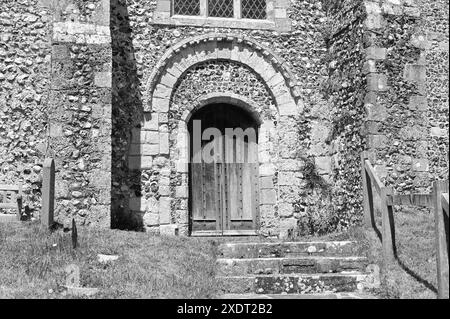 Porte doppie chiuse di una chiesa normanna nel Regno Unito. Foto Stock