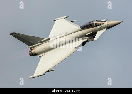 Radom, Polonia - 27 agosto 2023: Aereo da caccia Eurofighter Typhoon della Royal Air Force in volo. Aerei aeronautici e militari. Foto Stock