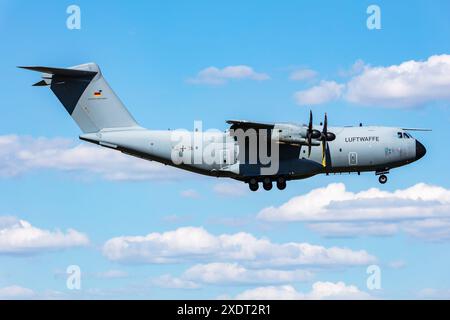 Papa, Ungheria - 14 maggio 2024: Aereo da trasporto strategico e tattico dell'Aeronautica militare tedesca Airbus A400M Atlas presso la base aerea. Volo militare. Aviazione e intelligenza artificiale Foto Stock