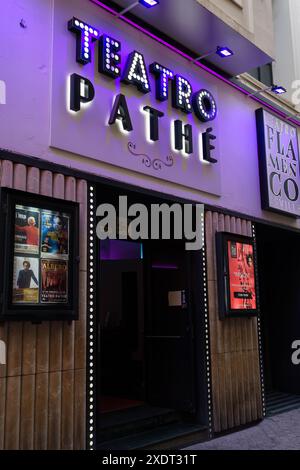 Siviglia, Spagna. 4 febbraio 2024 - l'insegna al neon illumina la facciata del Teatro Flamenco, Teatro Pathe Foto Stock