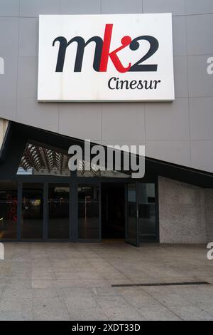 Siviglia, Spagna. 8 febbraio 2024 - logo del cinema mk2 Cinesur e ingresso in Nervion Plaza Foto Stock