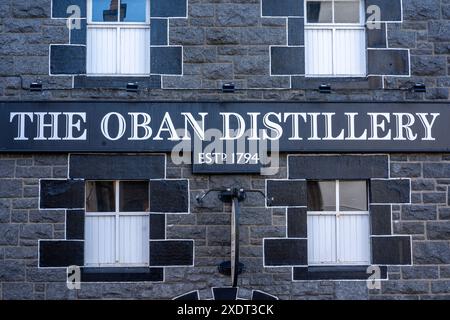 Facciata anteriore dell'edificio della distilleria Oban, a Oban, sulla costa occidentale della Scozia. Ottobre 2018 Foto Stock