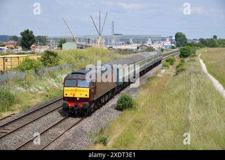 La classe 57 della West Coast Railways numero 57010 lavora con Burton sui binari Trent Wetmore e Carnforth Steamtown, il 24 giugno 2024 si sposta lo stock di carrozze vuote. Foto Stock