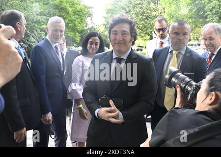 Praha, Repubblica Ceca. 24 giugno 2024. Il presidente argentino Javier Milei (centro) partecipa alla conferenza dal titolo "con un governo efficiente verso un'economia competitiva”, il 24 giugno 2024, a Praga, Repubblica Ceca. Crediti: Katerina Sulova/CTK Photo/Alamy Live News Foto Stock