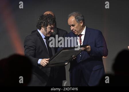 Praha, Repubblica Ceca. 24 giugno 2024. Il presidente argentino Javier Milei (a sinistra) partecipa alla conferenza dal titolo "con un governo efficiente verso un'economia competitiva”, tenutasi a Praga, Repubblica Ceca il 24 giugno 2024. Crediti: Katerina Sulova/CTK Photo/Alamy Live News Foto Stock