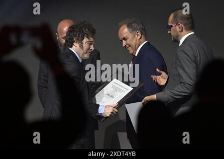 Praha, Repubblica Ceca. 24 giugno 2024. Il presidente argentino Javier Milei (a sinistra) partecipa alla conferenza dal titolo "con un governo efficiente verso un'economia competitiva”, tenutasi a Praga, Repubblica Ceca il 24 giugno 2024. Crediti: Katerina Sulova/CTK Photo/Alamy Live News Foto Stock